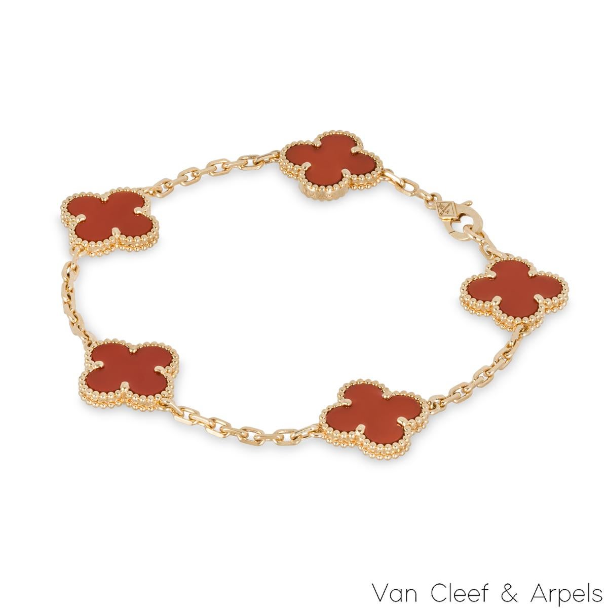 Ravissant bracelet en cornaline en or jaune 18 carats de la collection Vintage Alhambra de Van Cleef & Arpels. Le bracelet présente 5 motifs de trèfle emblématiques, chacun serti d'un bord perlé et d'une incrustation de cornaline, disposés sur toute