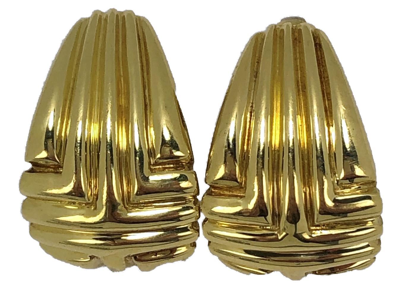 Classic Van Cleef & Arpels 18K yellow gold clip on 
earrings measuring 7/8 inch long by 11/16 inch wide. 
Marked 3 K 1392 VCA. Stamped 18K. Gross weight 
16.6 grams.