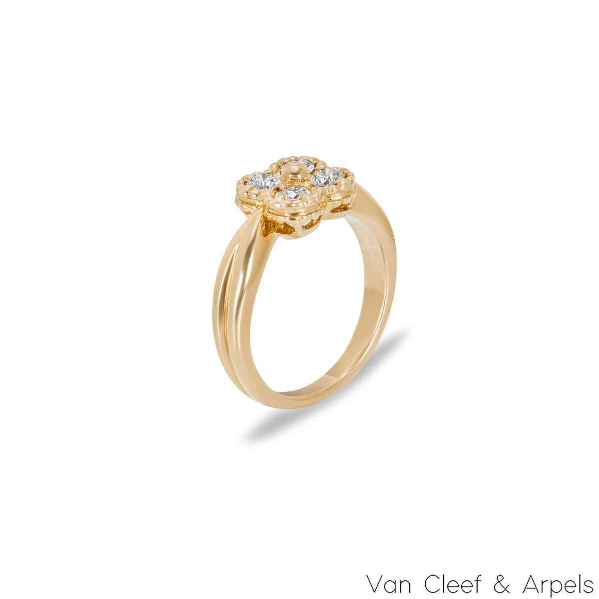 Ravissante bague en or jaune 18 carats à diamants Van Cleef & Arpels de la collection Arno. La bague est ornée d'un motif de trèfle terminé par un bord perlé, serti de quatre diamants ronds de taille brillant d'un poids total approximatif de 0,28ct,