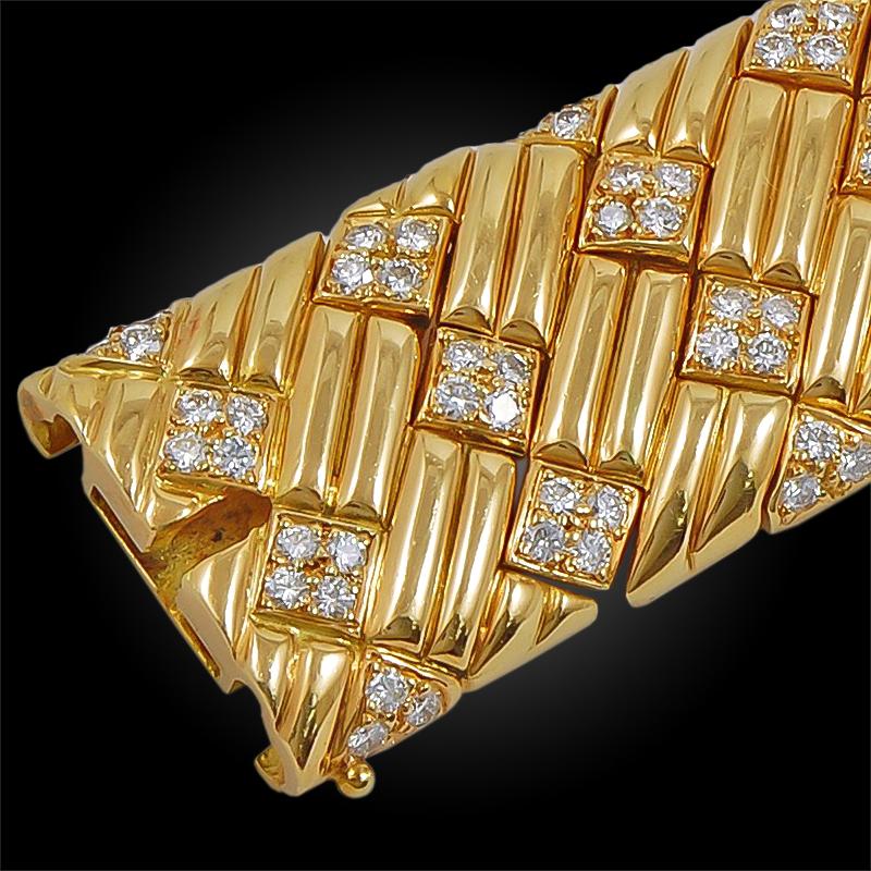 18k yellow gold diamond bracelet, signed Van Cleef & Arpels.
Approximately 6 cts.
circa 1980s