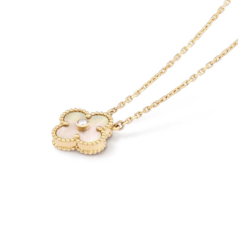 Un magnifique Van Cleef & Arpels en or jaune 18k de la collection Alhambra. Le pendentif est composé d'un motif de trèfle à quatre feuilles avec un insert en nacre placé au centre:: complété par un bord perlé et un diamant rond taille brillant