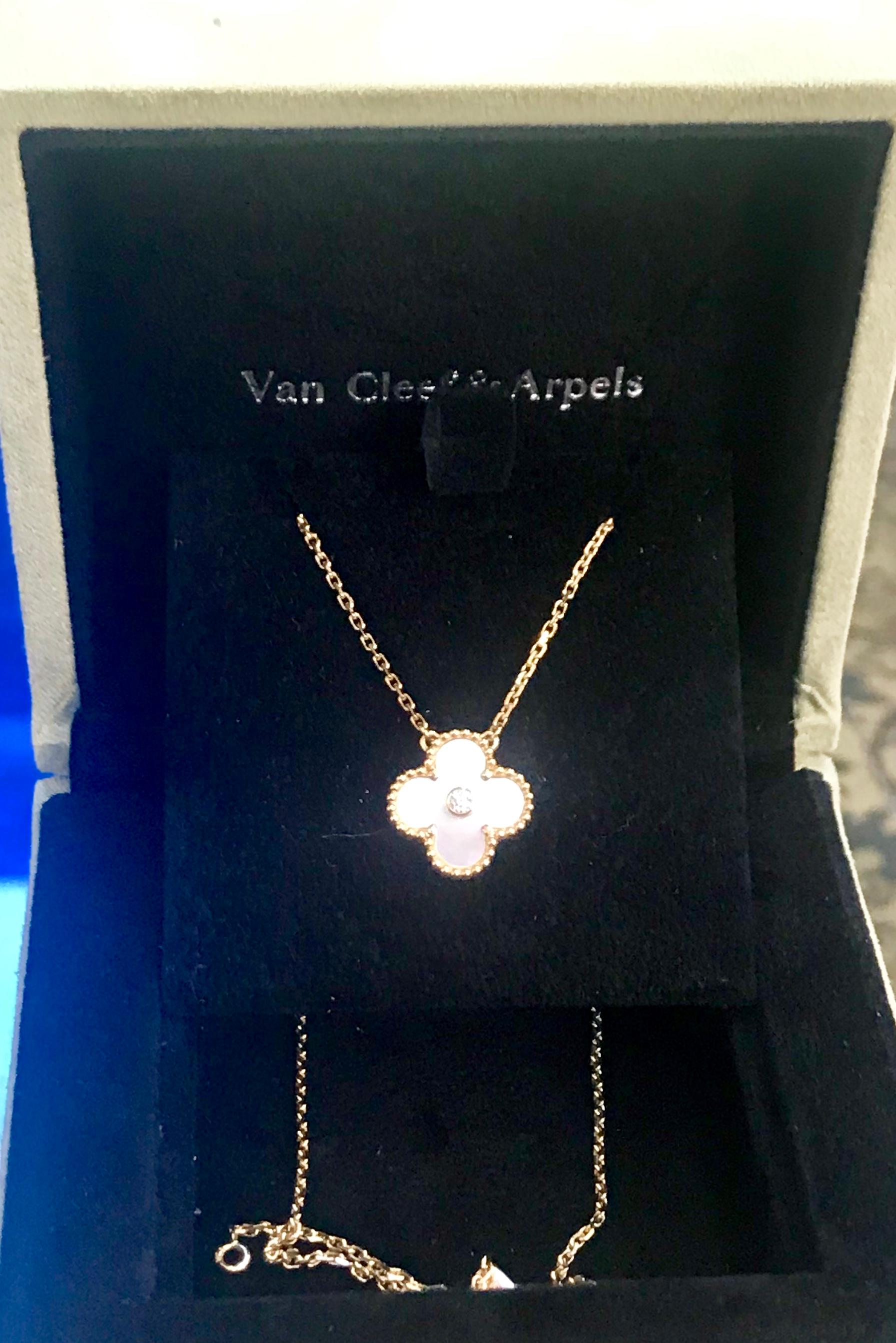 Taille ronde Van Cleef & Arpels Collier Alhambra en or jaune avec un diamant et une seule nacre
