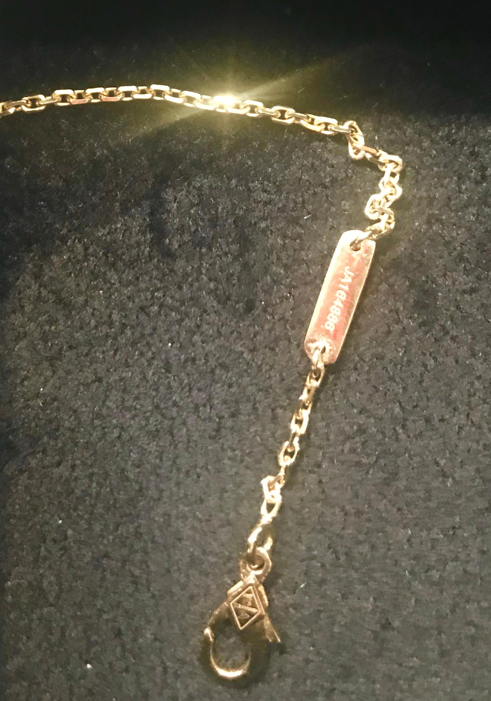 Van Cleef & Arpels Collier Alhambra en or jaune avec un diamant et une seule nacre Excellent état à New York, NY