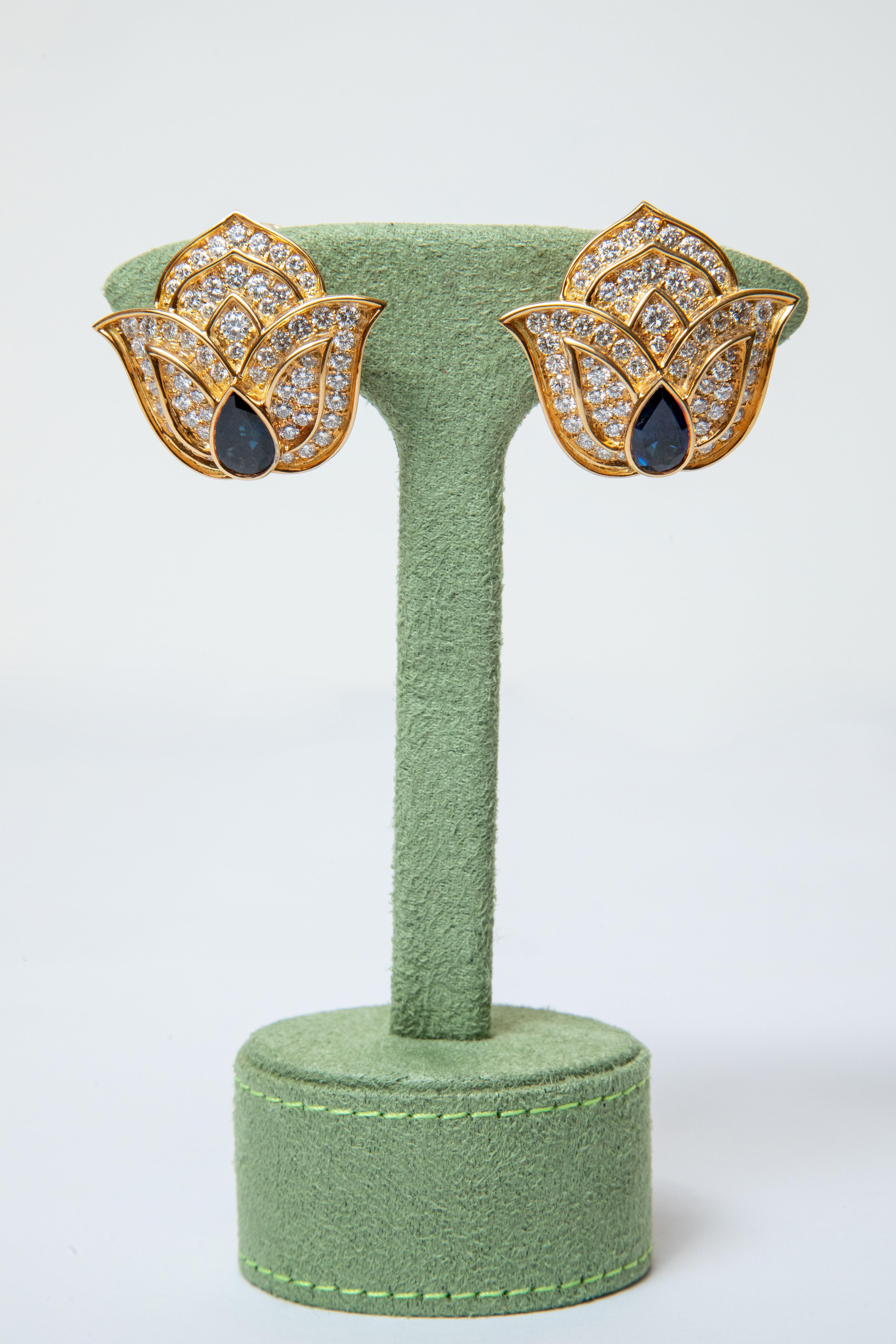 Taille poire Van Cleef & Arpels Boucles d'oreilles en or jaune, diamants et saphirs en vente