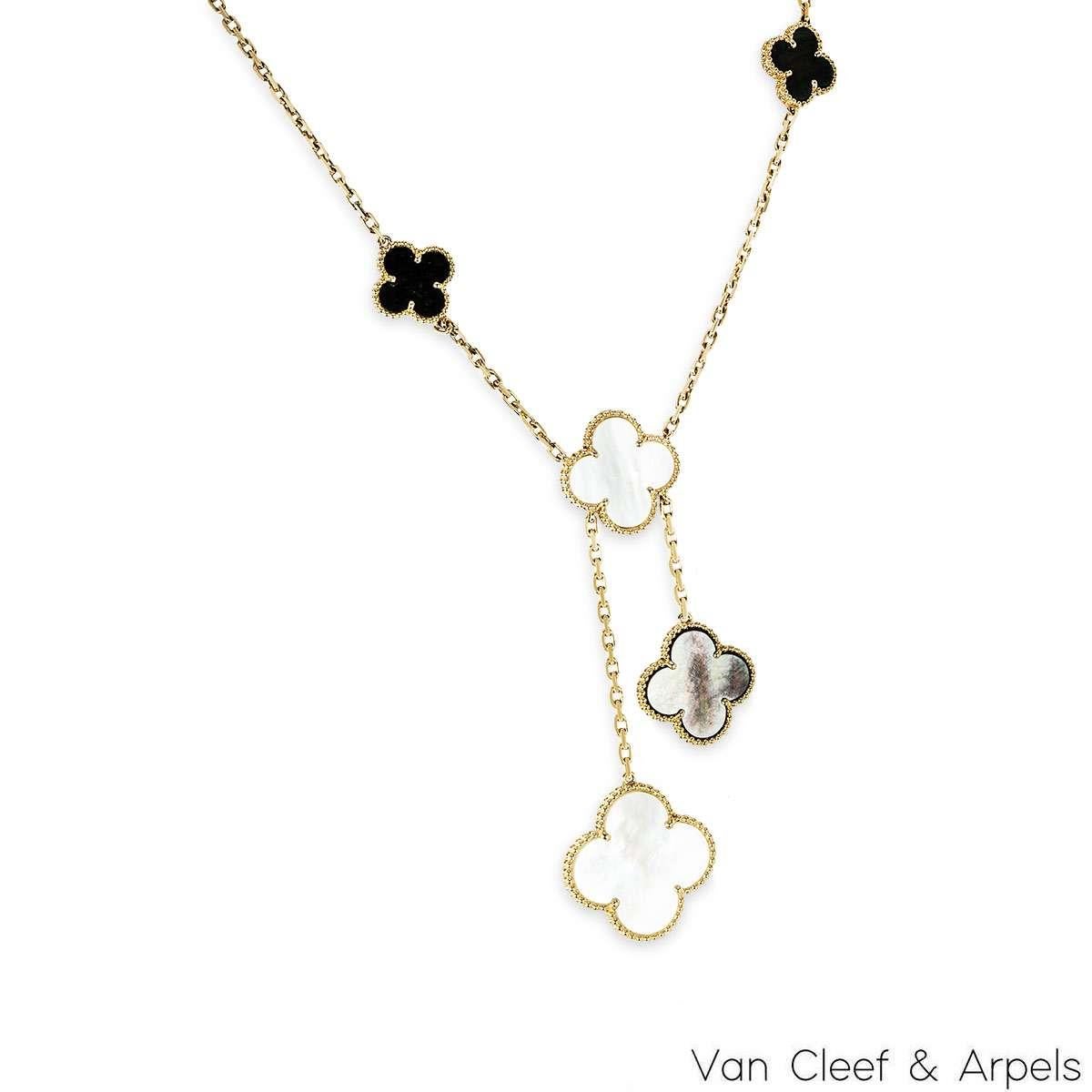 Un luxueux collier en or jaune 18 carats de Van Cleef & Arpels de la collection Magic Alhambra. Le collier présente 6 motifs de trèfle à quatre feuilles de taille alternée, sertis d'incrustations d'onyx, de nacre grise et blanche, complétés par un