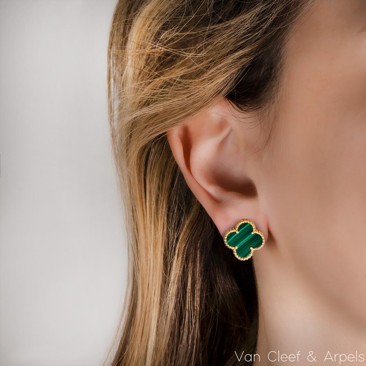 Van Cleef & Arpels, boucles d'oreilles Alhambra vintage en or jaune et malachite VCARO3QL00 Pour femmes en vente