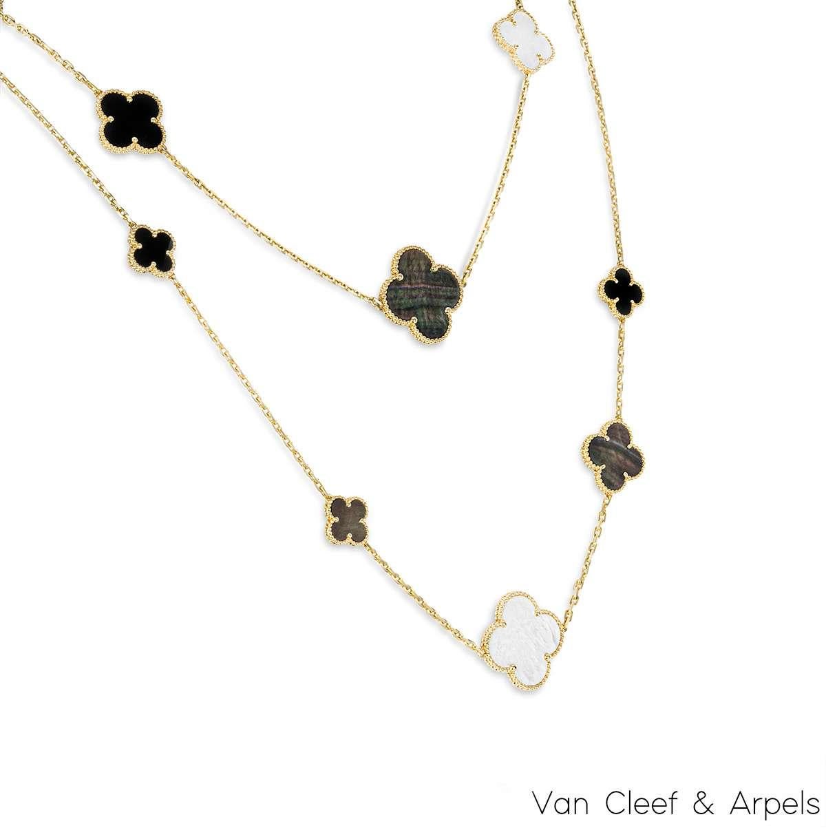Superbe collier en or jaune 18 carats Van Cleef & Arpels de la collection Magic Alhambra. Le collier comprend 16 motifs iconiques de trèfle à 4 feuilles alternant en taille, sertis de nacre blanche, de nacre grise et d'onyx et complétés par un bord