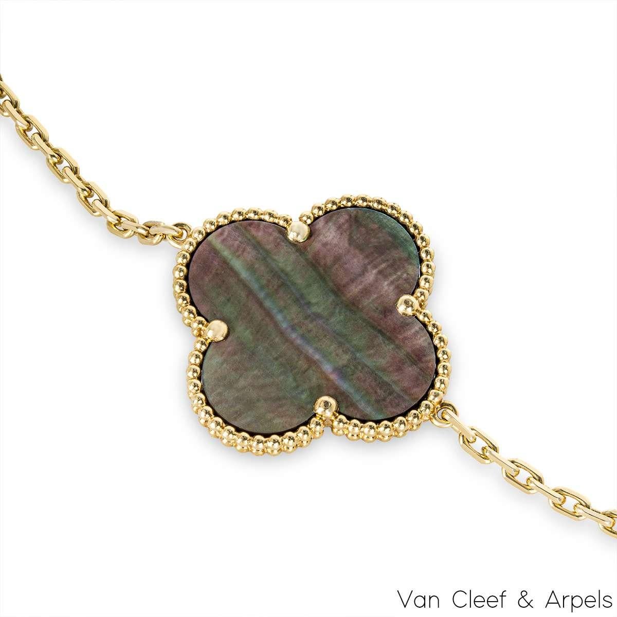 Van Cleef & Arpels or jaune nacre et onyx Magic Alhambra 16 Motif Ne Excellent état - En vente à London, GB