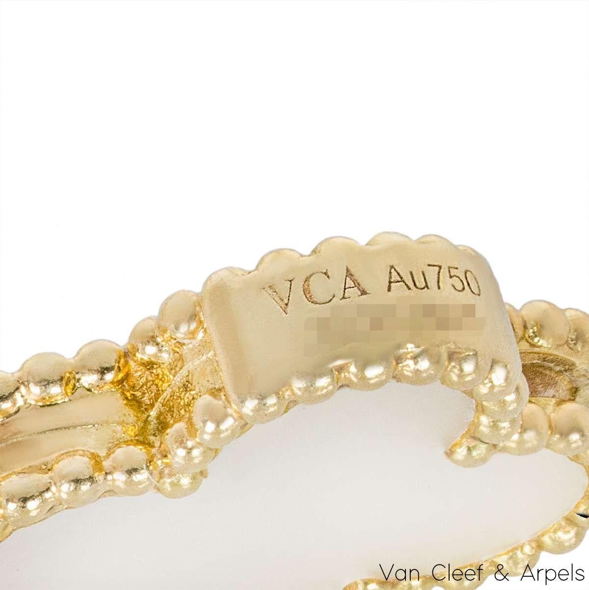 Van Cleef & Arpels or jaune nacre et onyx Magic Alhambra 16 Motif Ne Pour femmes en vente