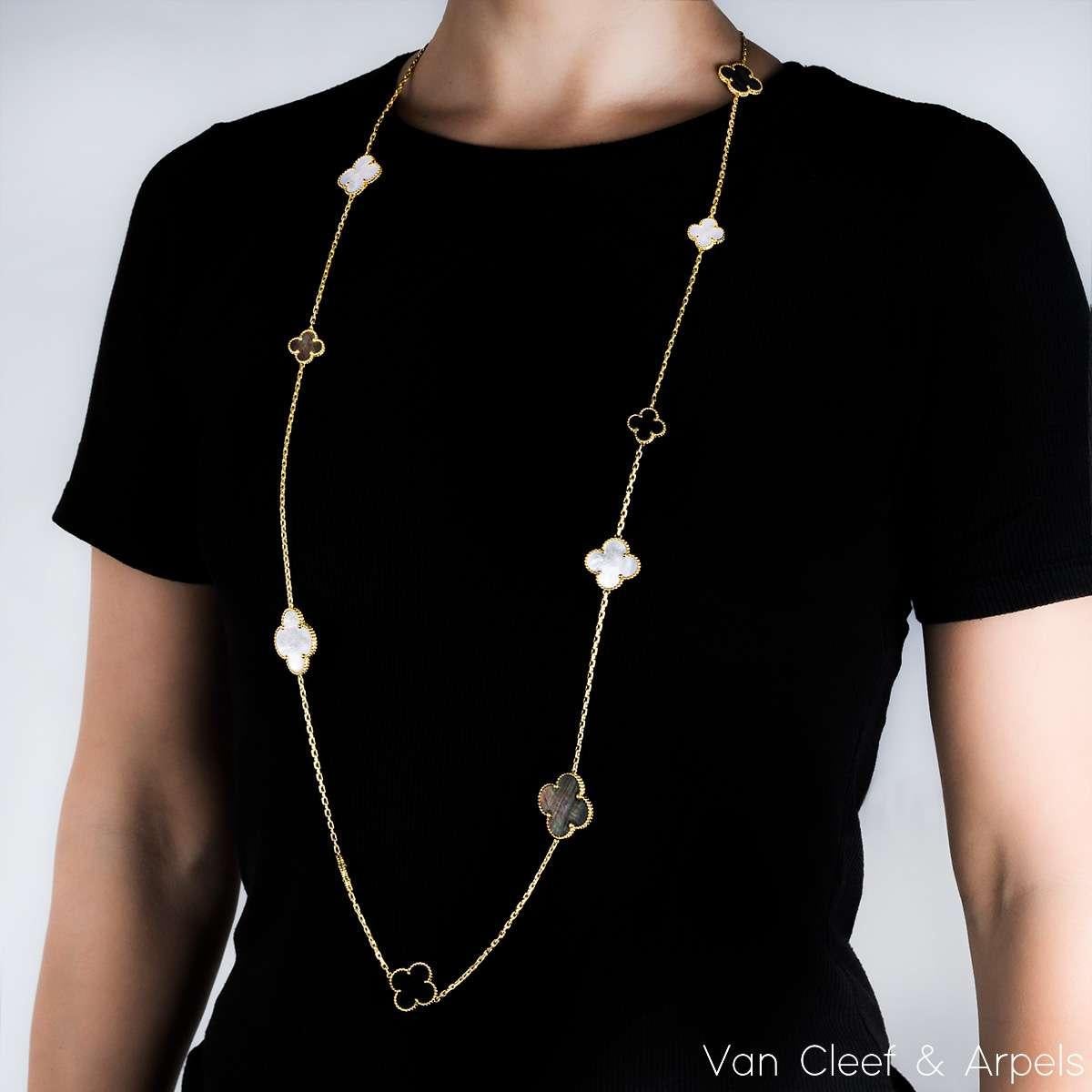Van Cleef & Arpels or jaune nacre et onyx Magic Alhambra 16 Motif Ne en vente 2