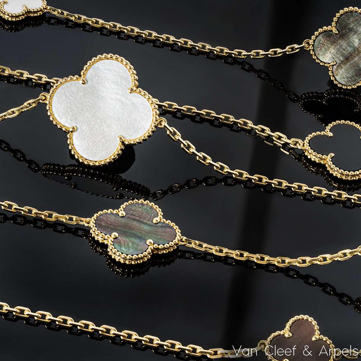 Van Cleef & Arpels or jaune nacre et onyx Magic Alhambra 16 Motif Ne en vente 3