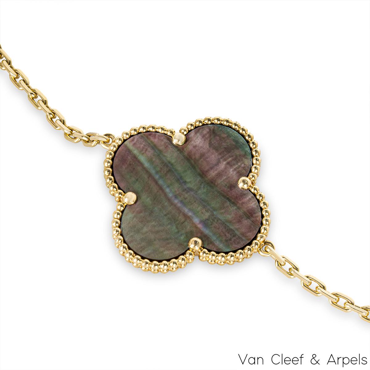 Van Cleef & Arpels Magic Alhambra-Halskette aus Gelbgold mit Perlmutt und Onyx im Zustand „Hervorragend“ in Mayfair, London, London