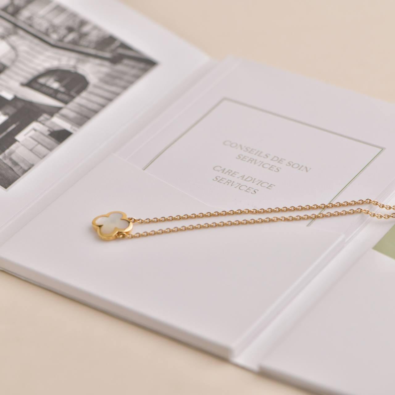 Van Cleef & Arpels Halskette mit reinem Alhambra-Anhänger aus Gelbgold und Perlmutt für Damen oder Herren