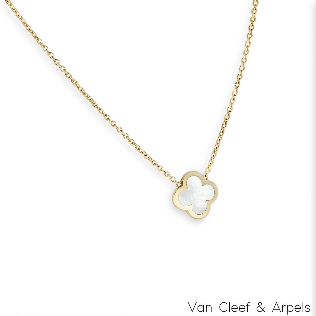Ciondolo in oro giallo 18k della collezione Pure Alhambra di Van Cleef & Arpels. Il ciondolo presenta un motivo a quadrifoglio con un intarsio in madreperla e un bordo esterno lucido. Il ciondolo misura 1,5 cm di larghezza e viene fornito con una