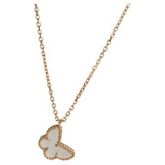 Van Cleef & Arpels Pendentif Papillons doux en or jaune nacré