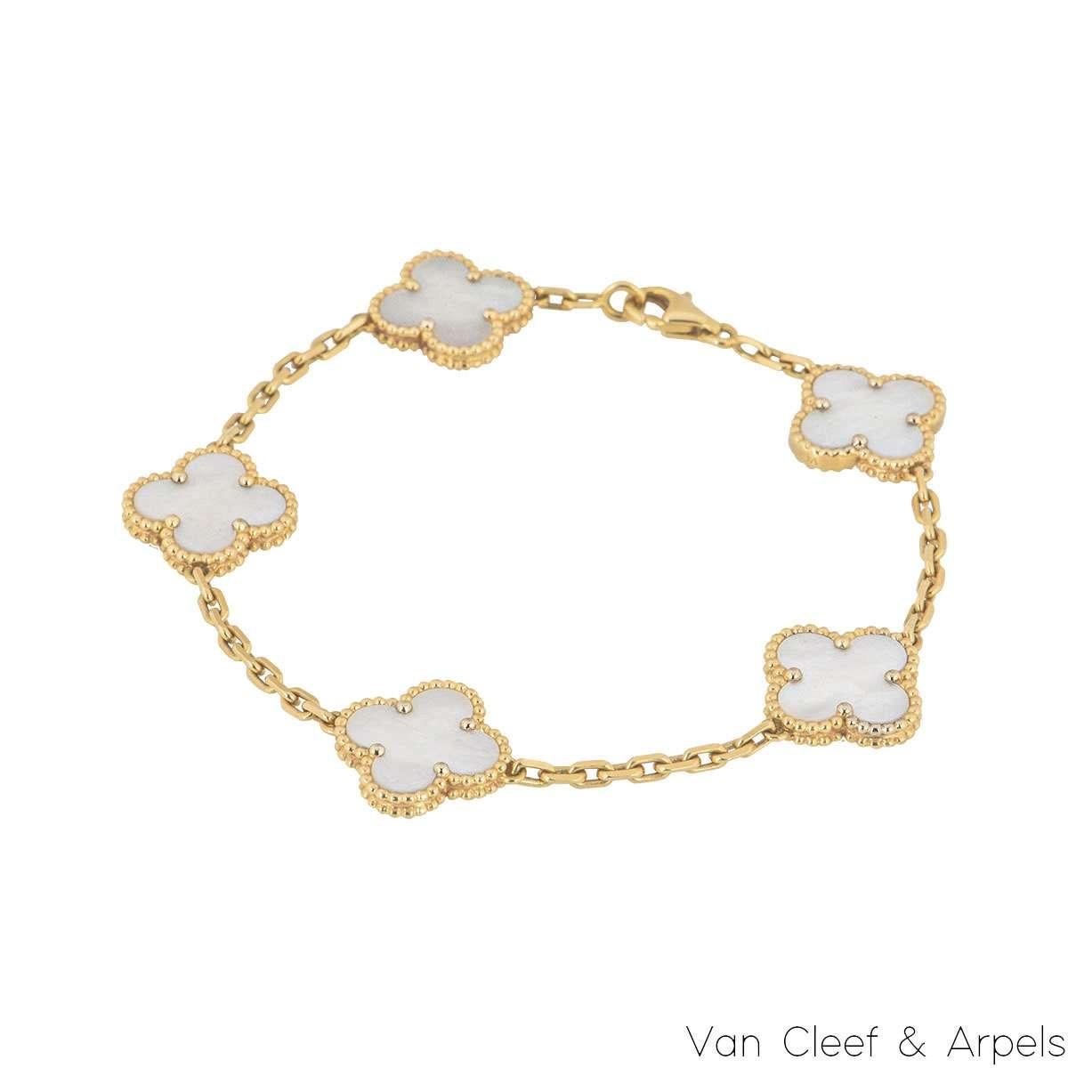 Un magnifique bracelet en or jaune 18 carats et nacre de Van Cleef and Arpels de la Collection Alhambra Vintage. Cet élégant bracelet est composé de cinq motifs emblématiques de trèfle à quatre feuilles, chacun étant serti d'une incrustation de
