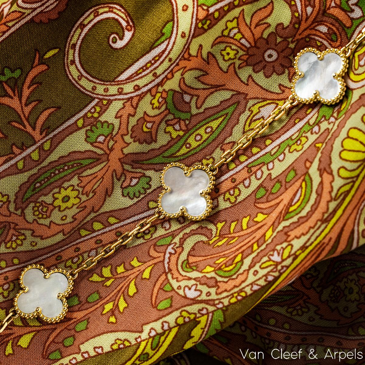 Van Cleef & Arpels Gelbgold Perlmutt Vintage Alhambra 5 Motiv-Armband im Angebot 2