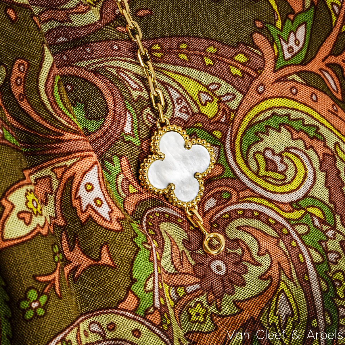 Van Cleef & Arpels Bracelet en or jaune nacre Vintage Alhambra 5 motifs en vente 3