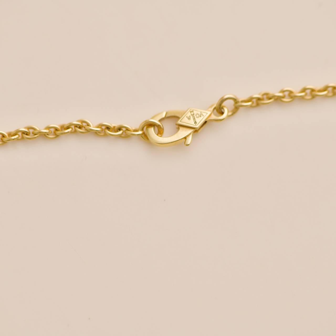 Van Cleef & Arpels Halskette mit reinem Alhambra-Anhänger, Gelbgold Onyx im Angebot 1