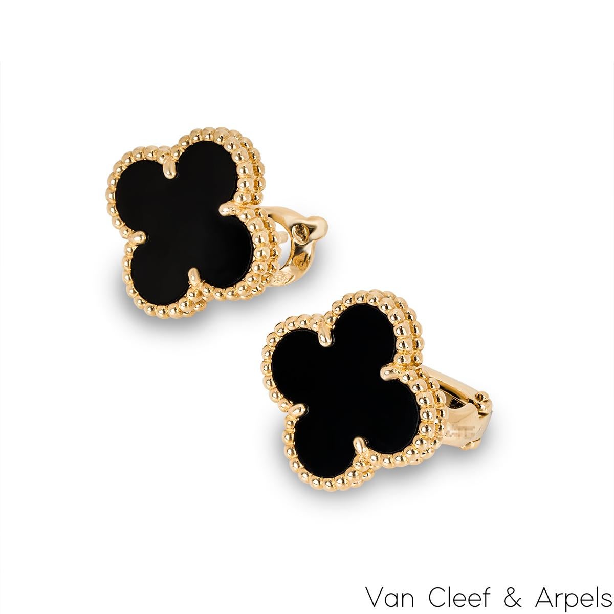 Magnifique paire de boucles d'oreilles Van Cleef & Arpels en or jaune 18 carats et onyx de la collection Vintage Alhambra. Les boucles d'oreilles présentent le motif emblématique du trèfle à quatre feuilles, avec une incrustation d'onyx au centre,