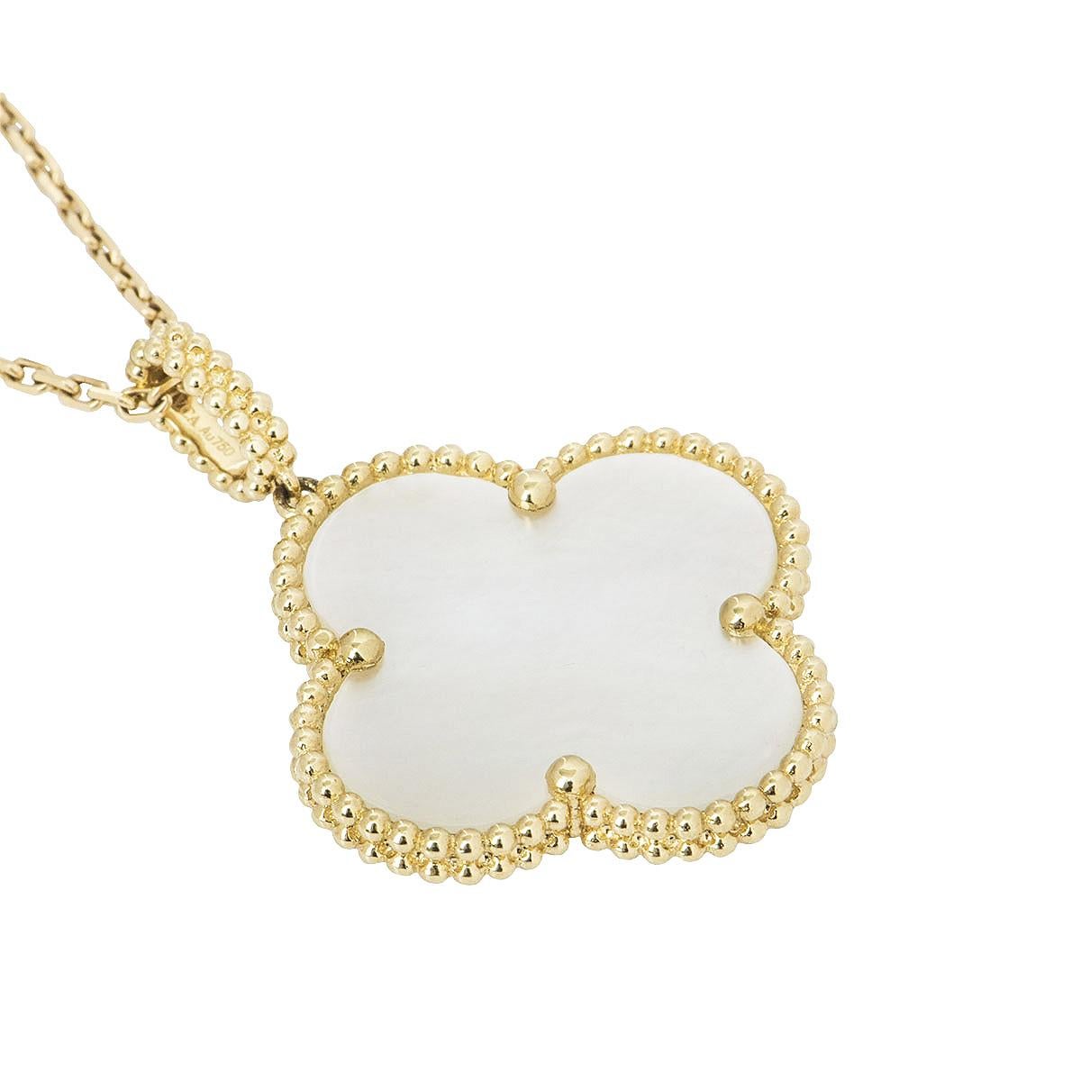 Collier de perles Van Cleef & Arpels en or jaune 18 carats de la collection Magic Alhambra. Le collier comprend le motif emblématique du trèfle à quatre feuilles de l'Alhambra avec une incrustation de nacre, complétée par un bord perlé. Le collier