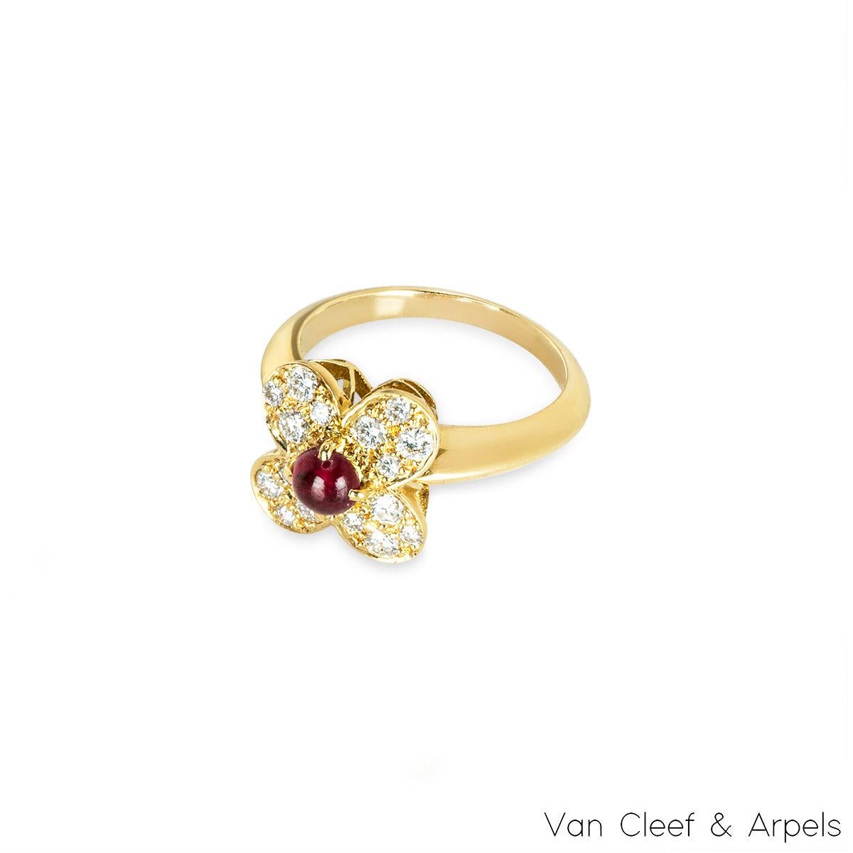 Van Cleef & Arpels Alhambra-Ring aus Gelbgold mit Rubin und Diamanten im Zustand „Hervorragend“ im Angebot in London, GB
