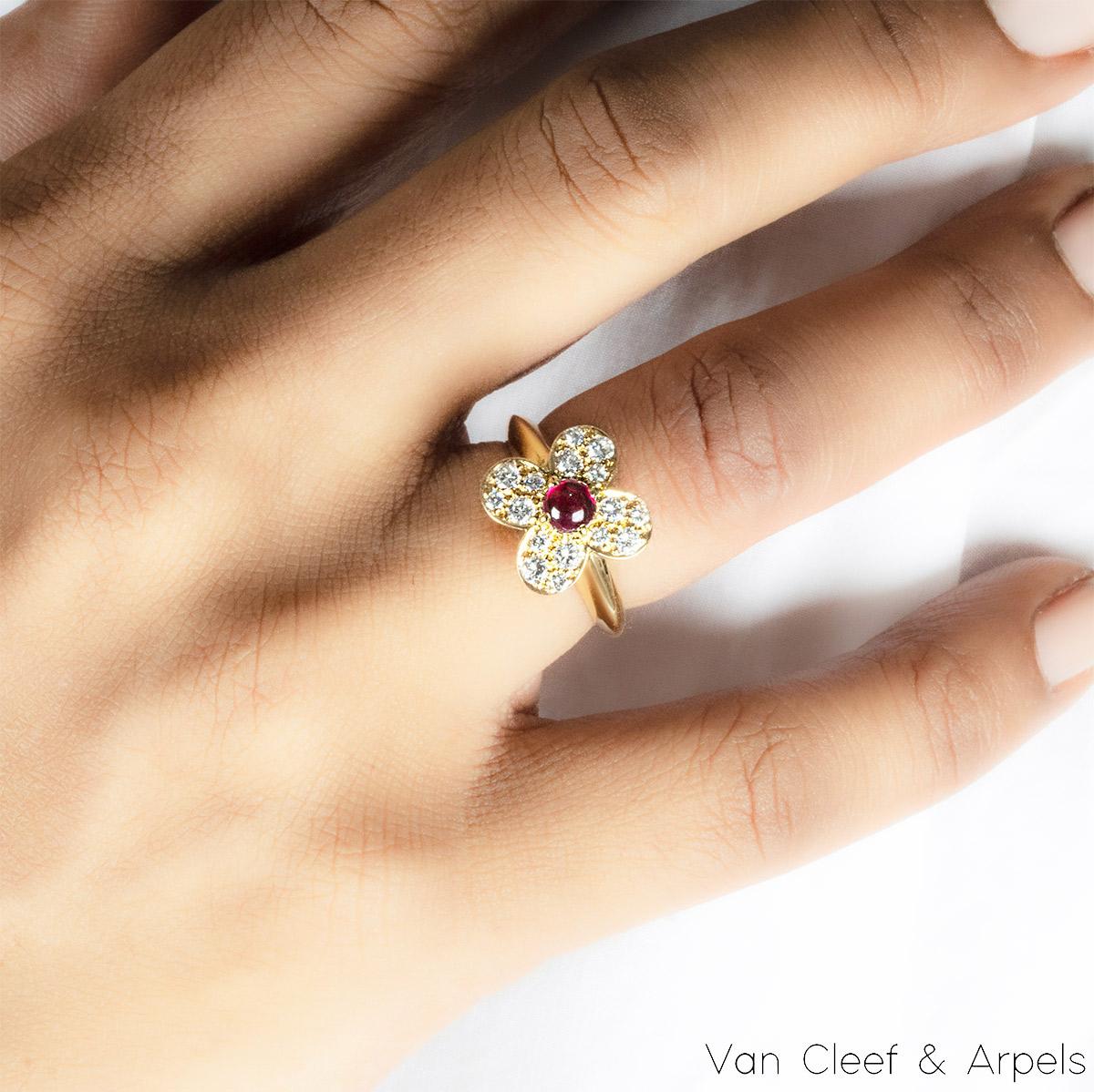 Van Cleef & Arpels Alhambra-Ring aus Gelbgold mit Rubin und Diamanten Damen im Angebot
