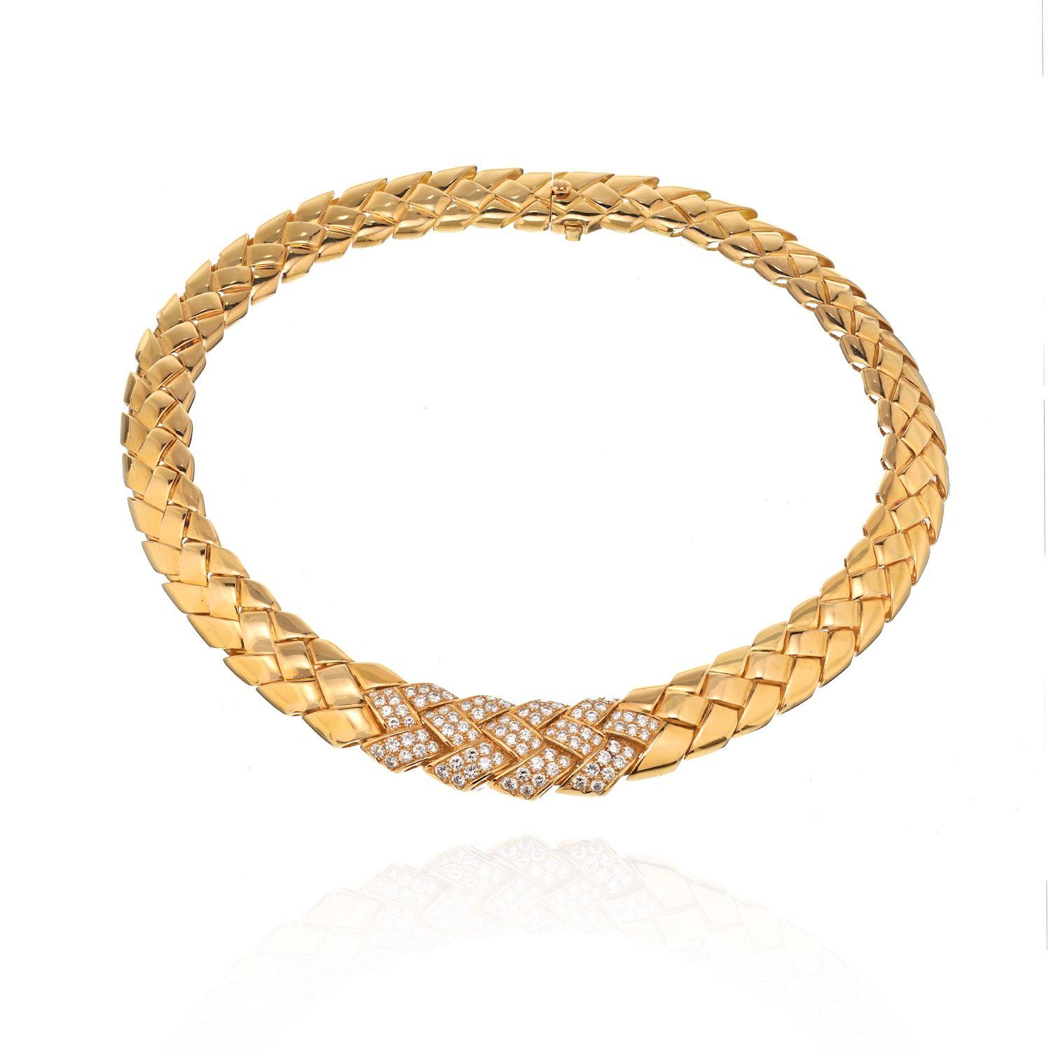Van Cleef & Arpels Halskette aus 18 Karat Gelbgold mit gewebtem Diamantenmuster, 1980er Jahre (Rundschliff) im Angebot