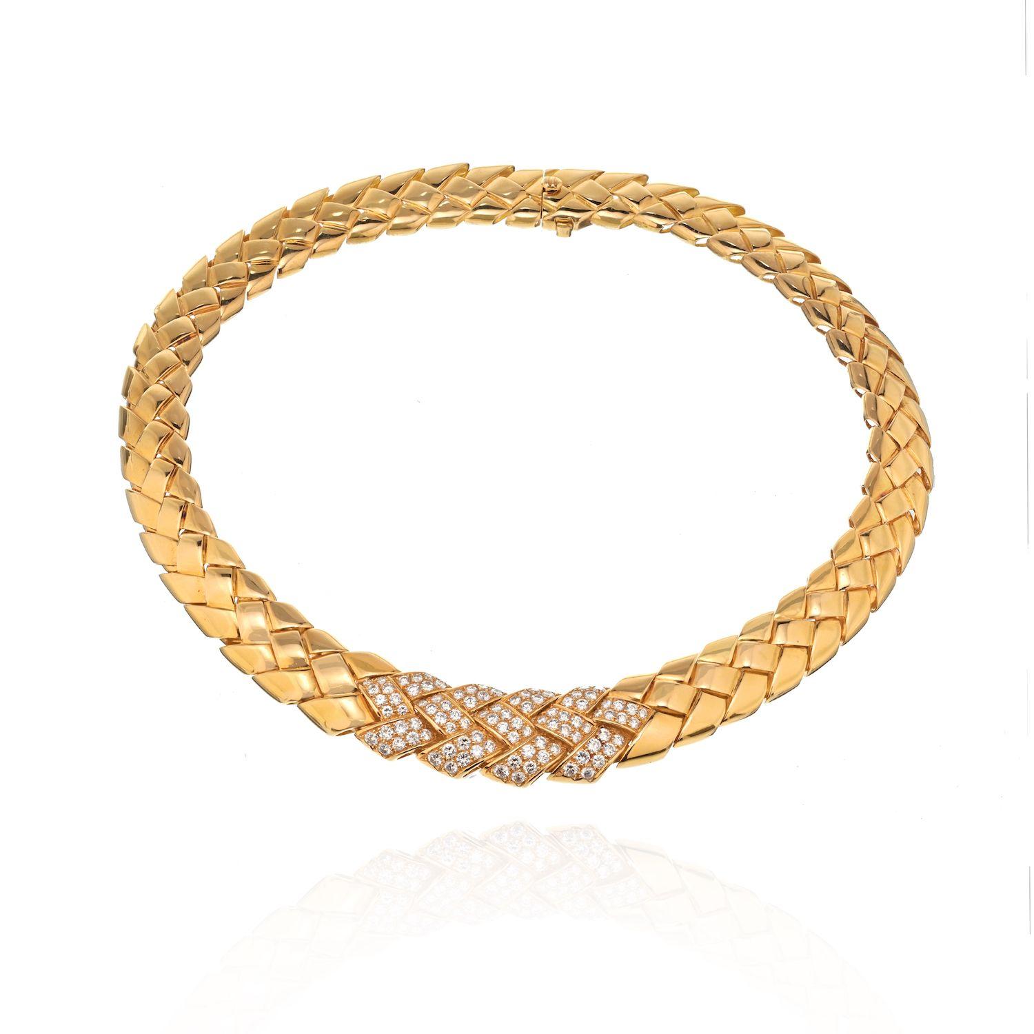 Taille ronde Van Cleef & Arpels Collier en or jaune 18 carats  motif tiss et diamants, annes 1980 en vente