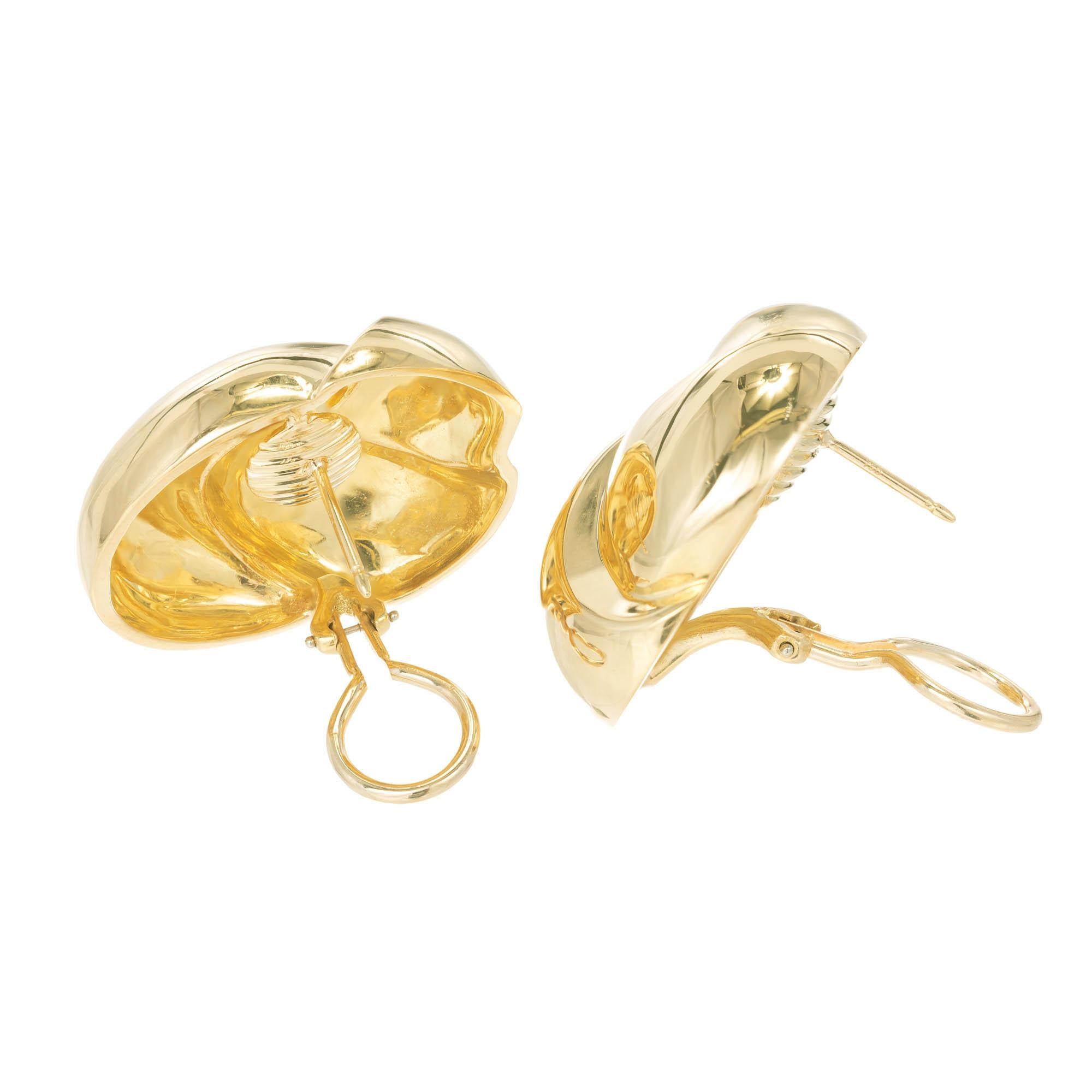 Van Cleef & Arpels 18k yellow gold clip post earrings. Classic swirl knot design. Circa 1980.

18k Yellow Gold
Tested: 18k
Stamped: 750 18k
Hallmark: VCA 
32.8 Grams
Top to Bottom: 31.01mm or 1.22 Inches
Width: 31.75mm or 1.25 Inches
Depth or