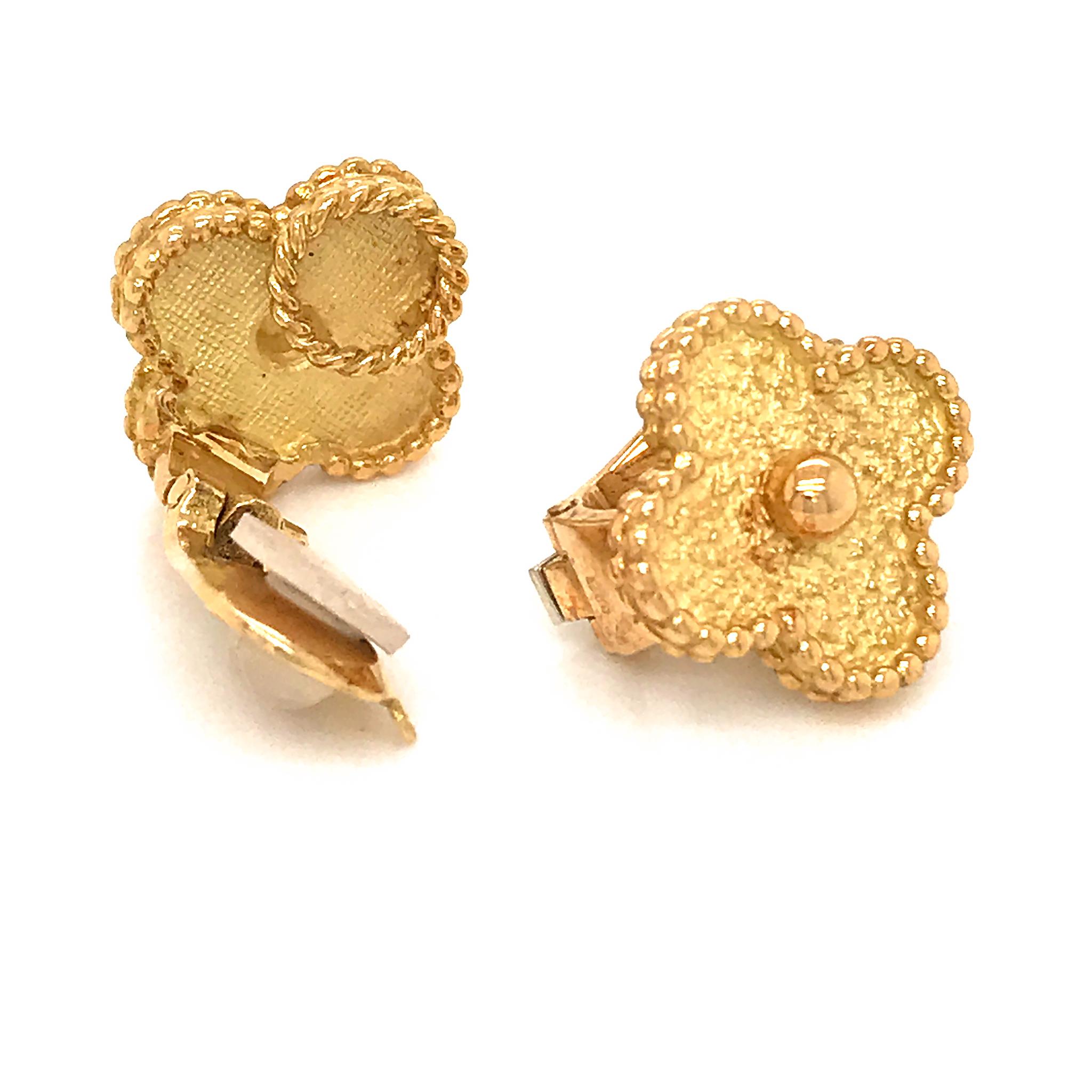 Van Cleef & Arpels Yellow Gold Vintage Alahambra Clover Clip-On Earrings In Excellent Condition In New York, NY