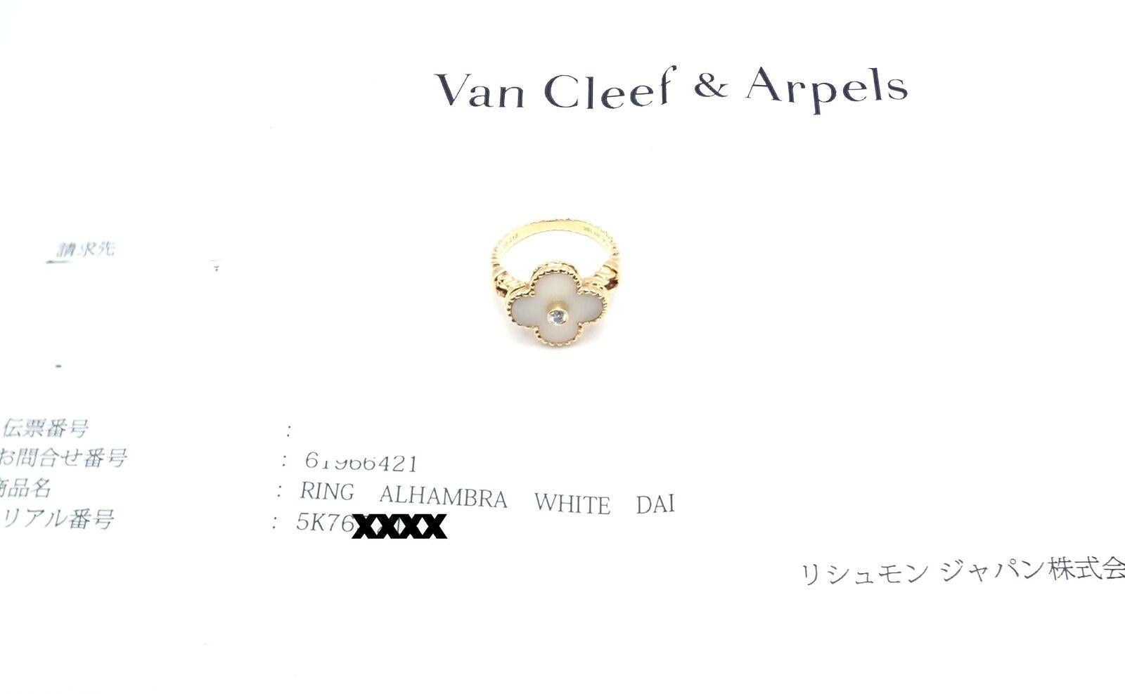 Van Cleef & Arpels Bague Alhambra en or jaune, corail blanc et diamant en vente 5