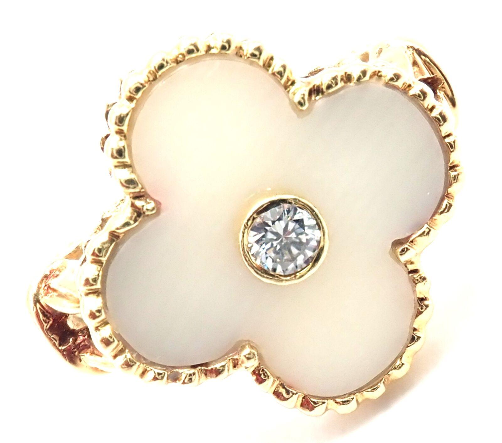 18k Gelbgold Weiß Koralle Diamant Alhambra Ring von Van Cleef & Arpels. 
Mit 1 runden Diamanten im Brillantschliff, Reinheit VVS1, Farbe F. Gesamtgewicht der Diamanten: 0,06ct
Alhambra geschliffene weiße Koralle.
Dieser Ring wird mit einem