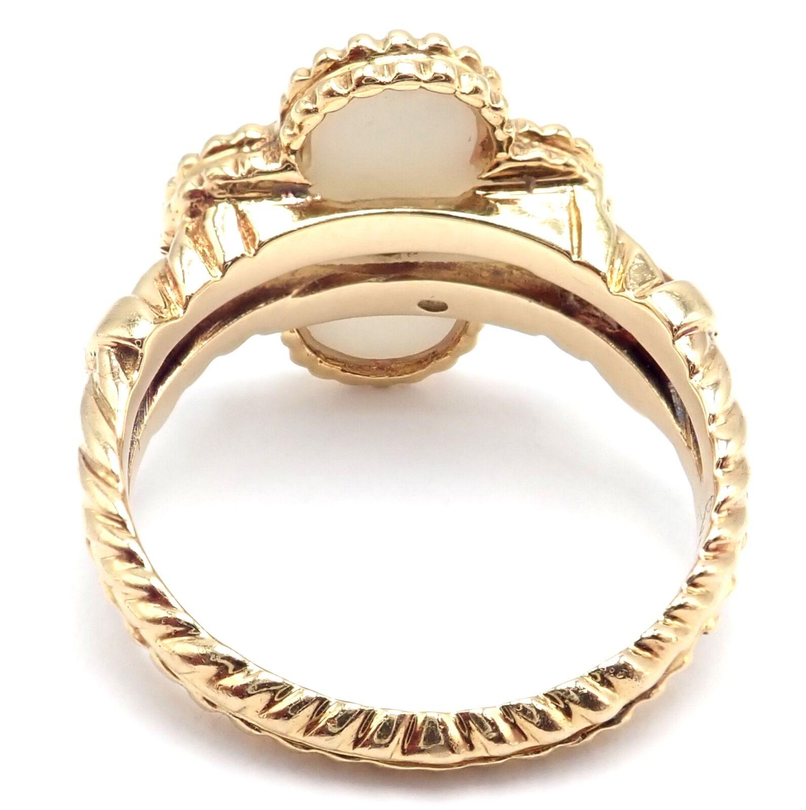 Van Cleef & Arpels Alhambra-Ring aus Gelbgold mit weißer Koralle und Diamant im Zustand „Hervorragend“ im Angebot in Holland, PA