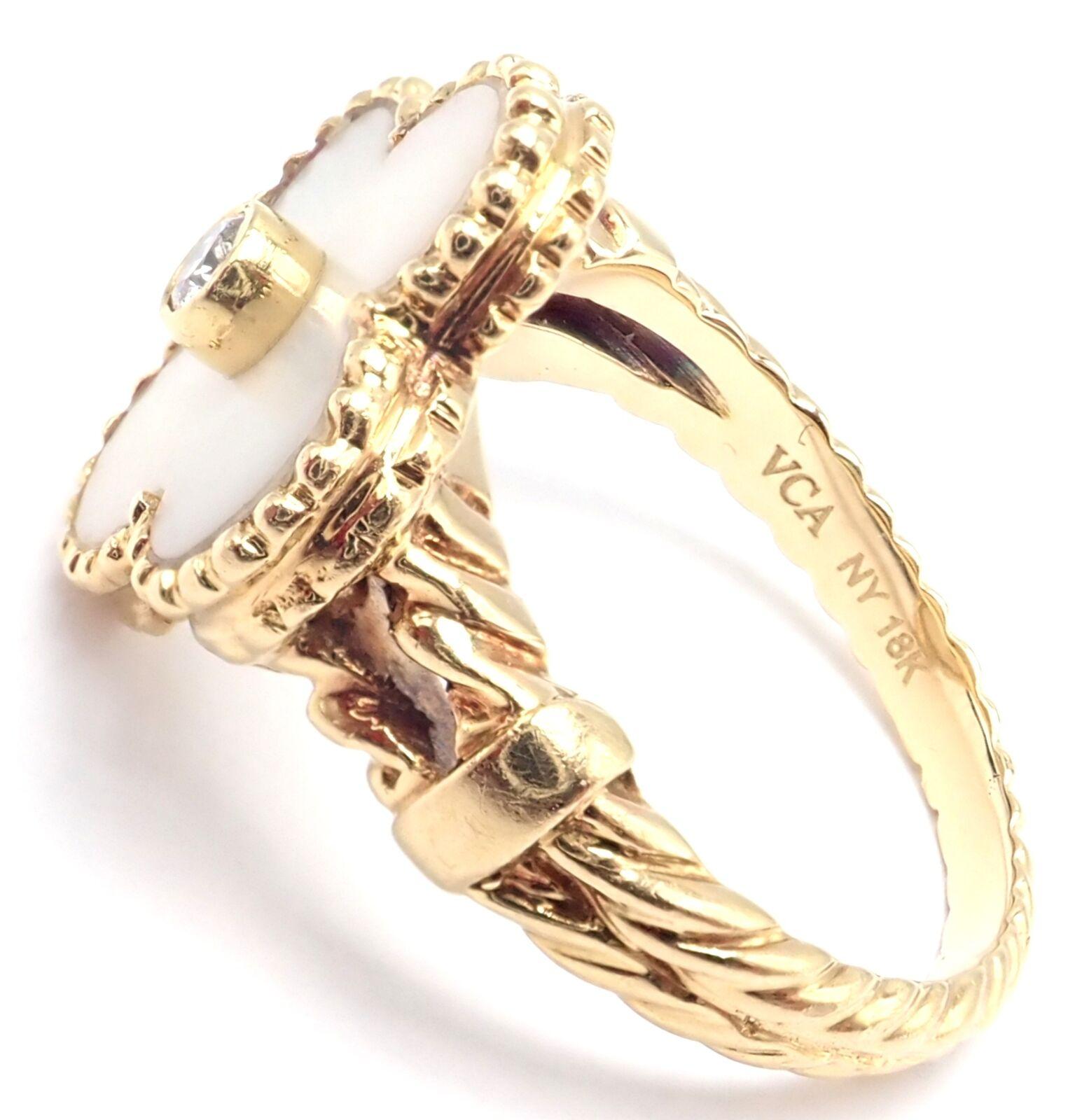 Van Cleef & Arpels Alhambra-Ring aus Gelbgold mit weißer Koralle und Diamant für Damen oder Herren im Angebot