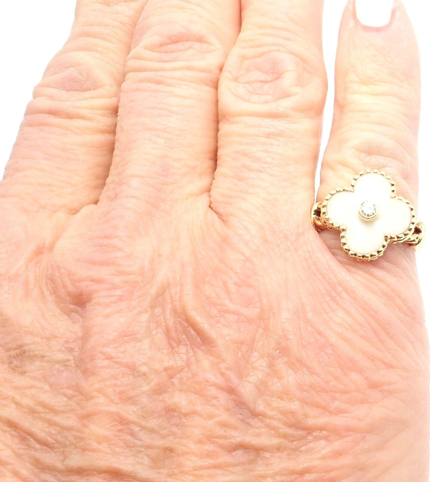 Van Cleef & Arpels Alhambra-Ring aus Gelbgold mit weißer Koralle und Diamant im Angebot 3