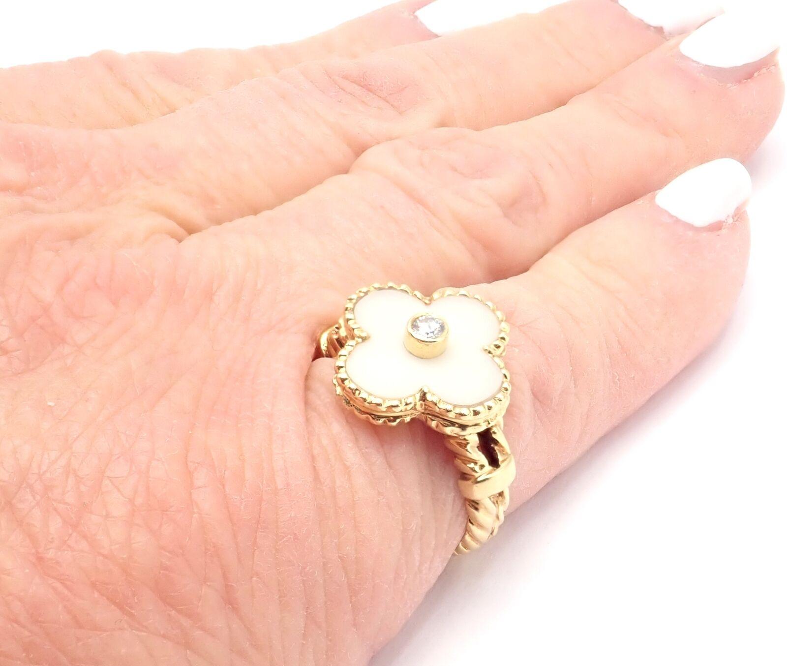 Van Cleef & Arpels Alhambra-Ring aus Gelbgold mit weißer Koralle und Diamant im Angebot 4