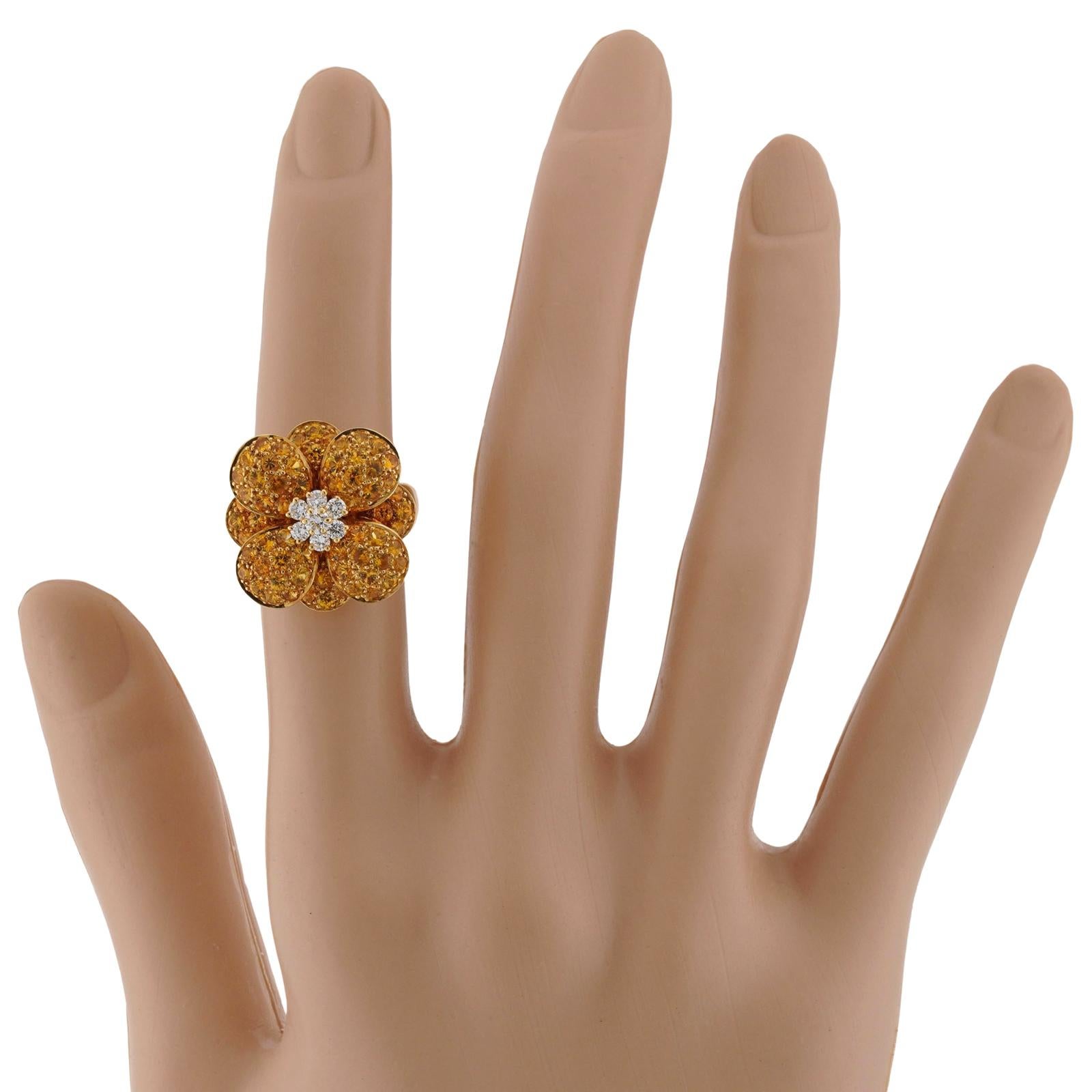 VAN CLEEF & ARPELS Goldblumenring mit gelbem Saphir und Diamant (Brillantschliff) im Angebot
