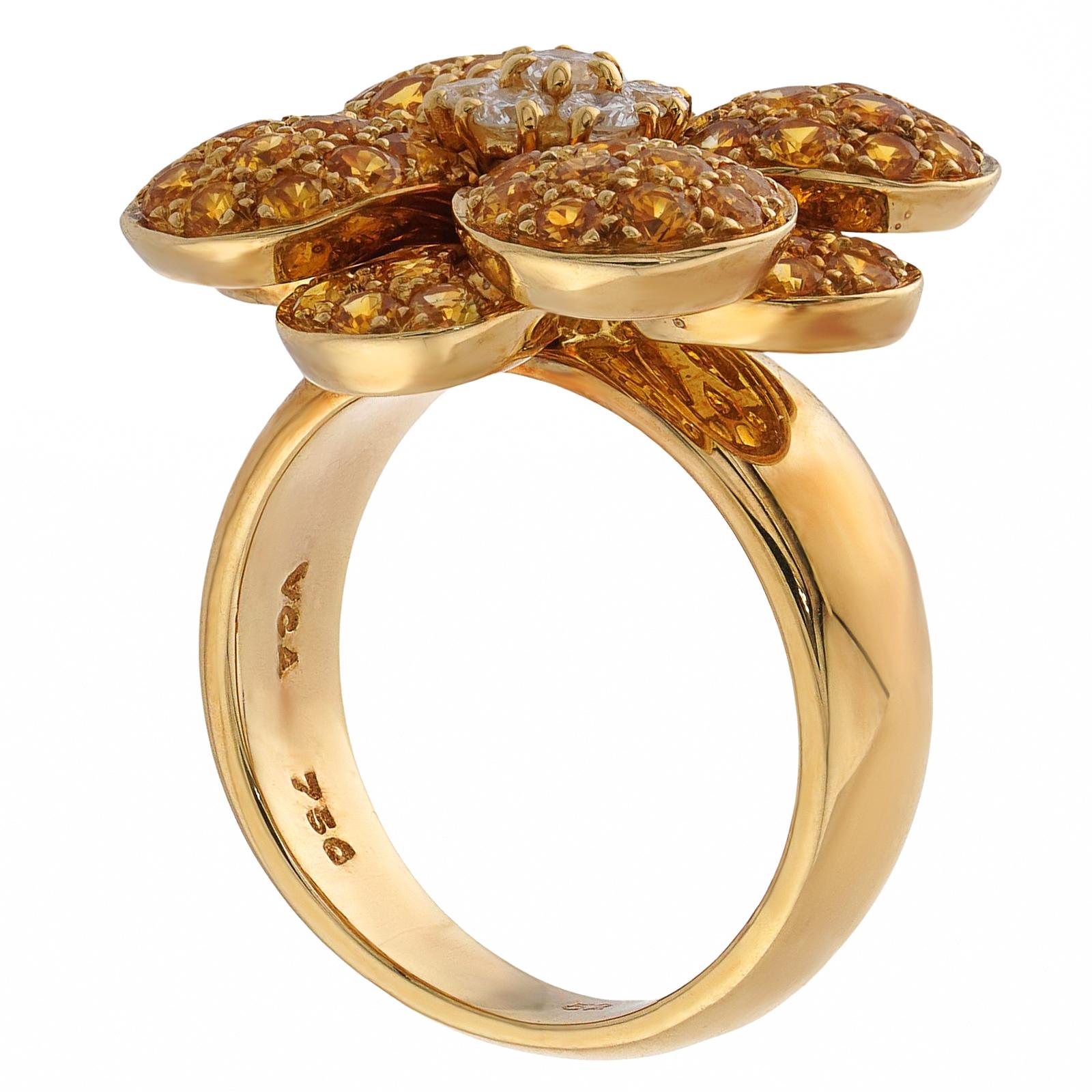VAN CLEEF & ARPELS Yellow Sapphire Diamond Gold Flower Ring In Excellent Condition For Sale In New York, NY