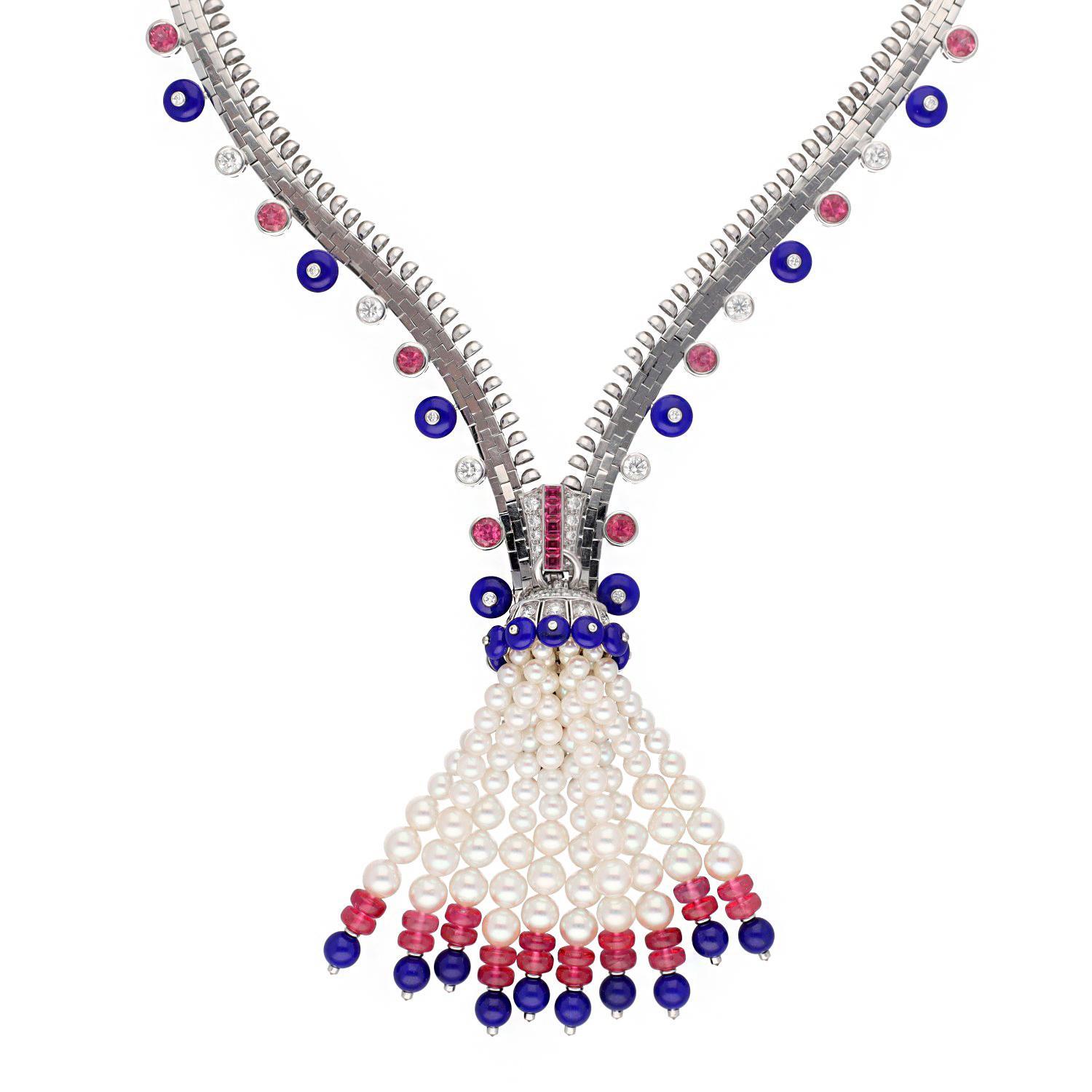 La collana con zip di Van Cleef & Arpels è stata brevettata nel 1938 ma è stata realizzata solo nel 1950. La collana con zip Van Cleef fa parte delle sue collezioni di alta gioielleria ed è uno dei design più iconici della Maison. Un suggerimento