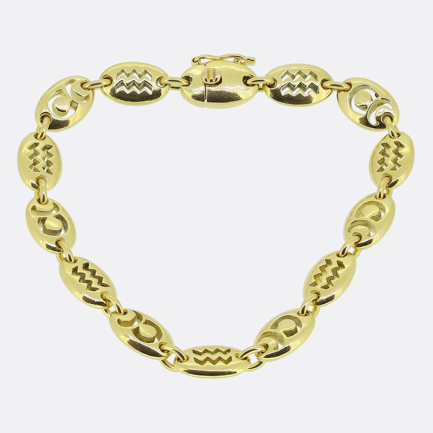 Ecco una straordinaria collana e bracciale in oro giallo 18ct della famosa casa di gioielli di lusso Van Cleef & Arpels. Un trio di pezzi singoli, tra cui un girocollo e due bracciali, possono essere collegati in modo sicuro per formare A un'unica