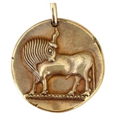 Van Cleef 
Arpels Zodiac Taurus Medallion