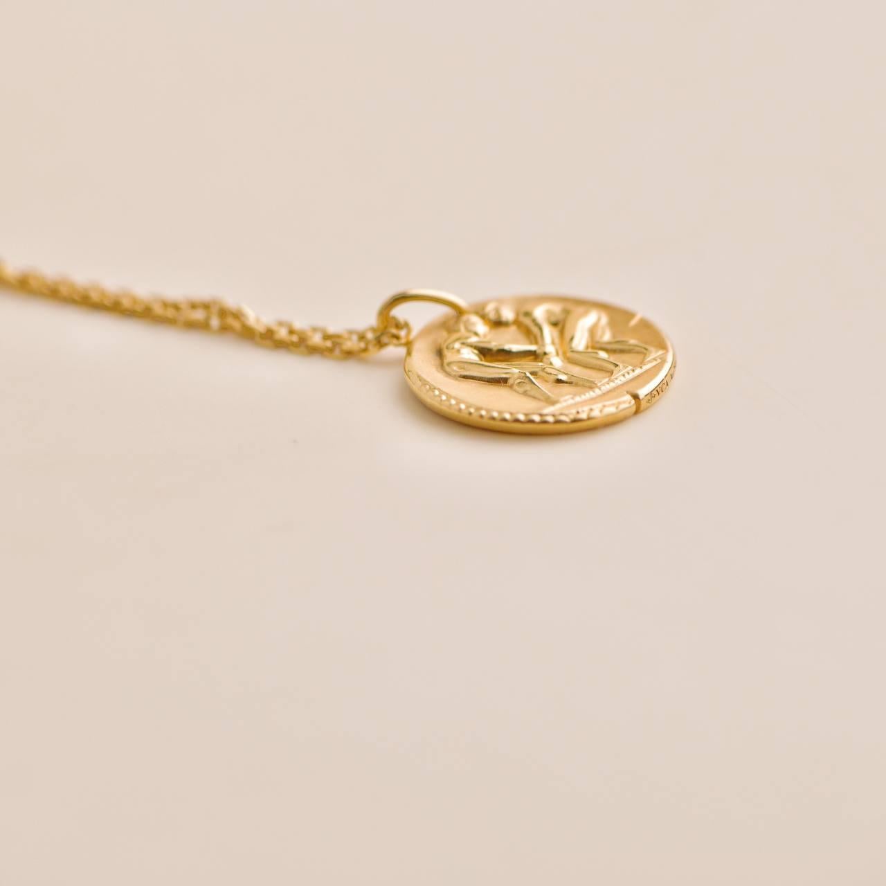 Van Cleef & Arpels Zodiaque Medal Geminorum Yellow Gold Pendant Necklace In Excellent Condition For Sale In Banbury, GB