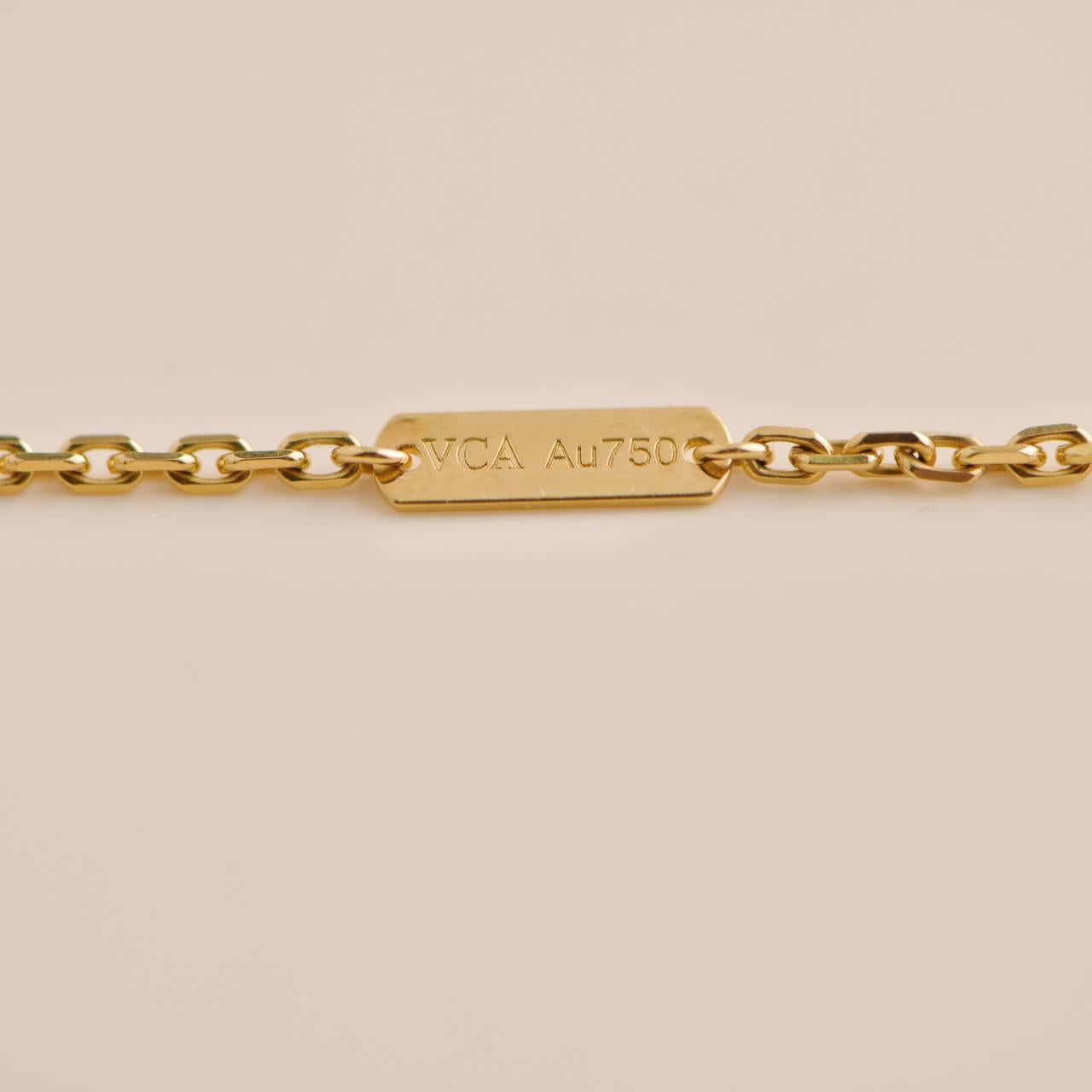 Van Cleef & Arpels Zodiaque Medal Geminorum Yellow Gold Pendant Necklace For Sale 3
