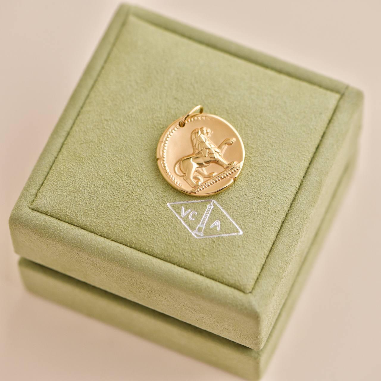 Van Cleef & Arpels Zodiaque medal Leonis 18k Yellow Gold Pendant In Excellent Condition For Sale In Banbury, GB