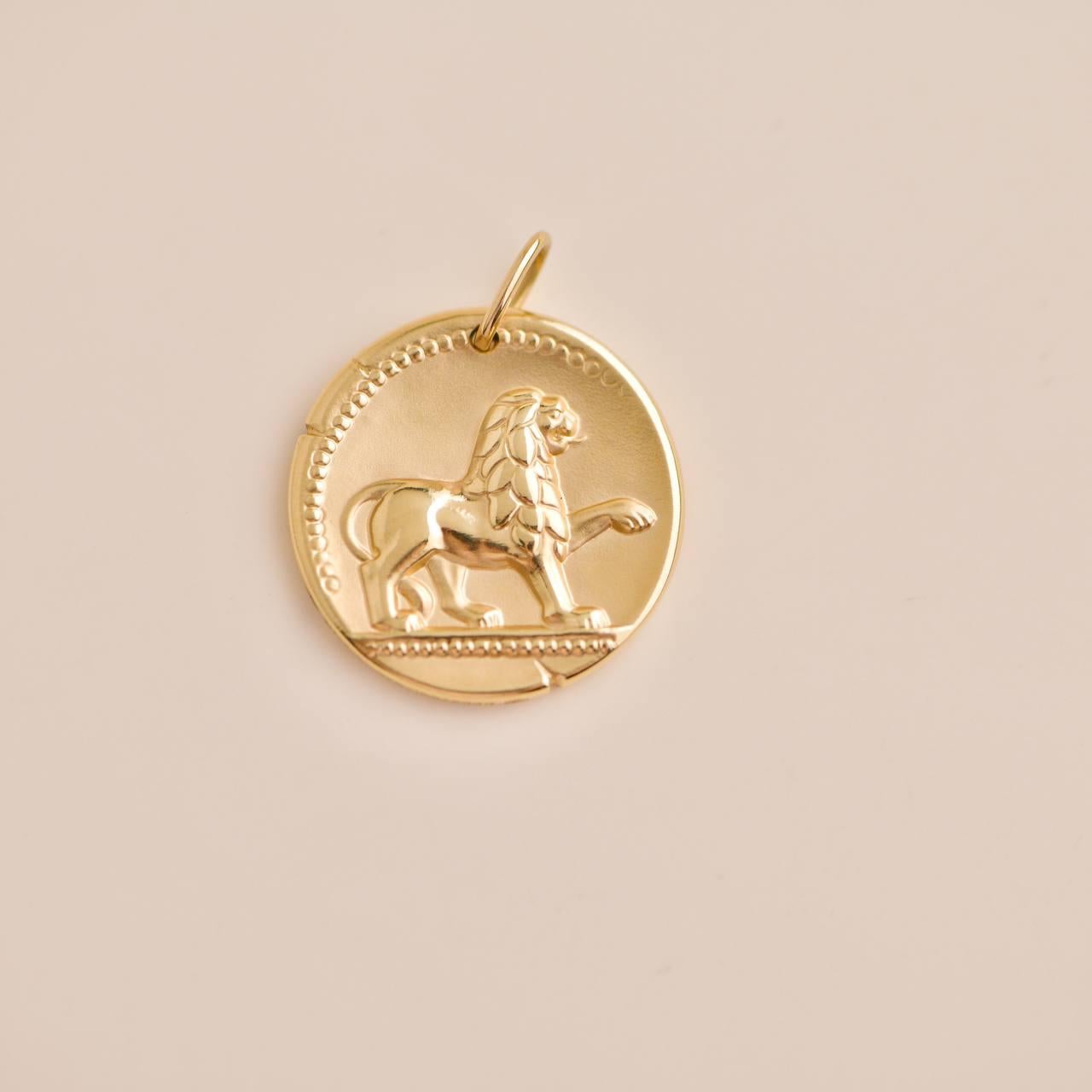 Van Cleef & Arpels Zodiaque medal Leonis 18k Yellow Gold Pendant For Sale 1