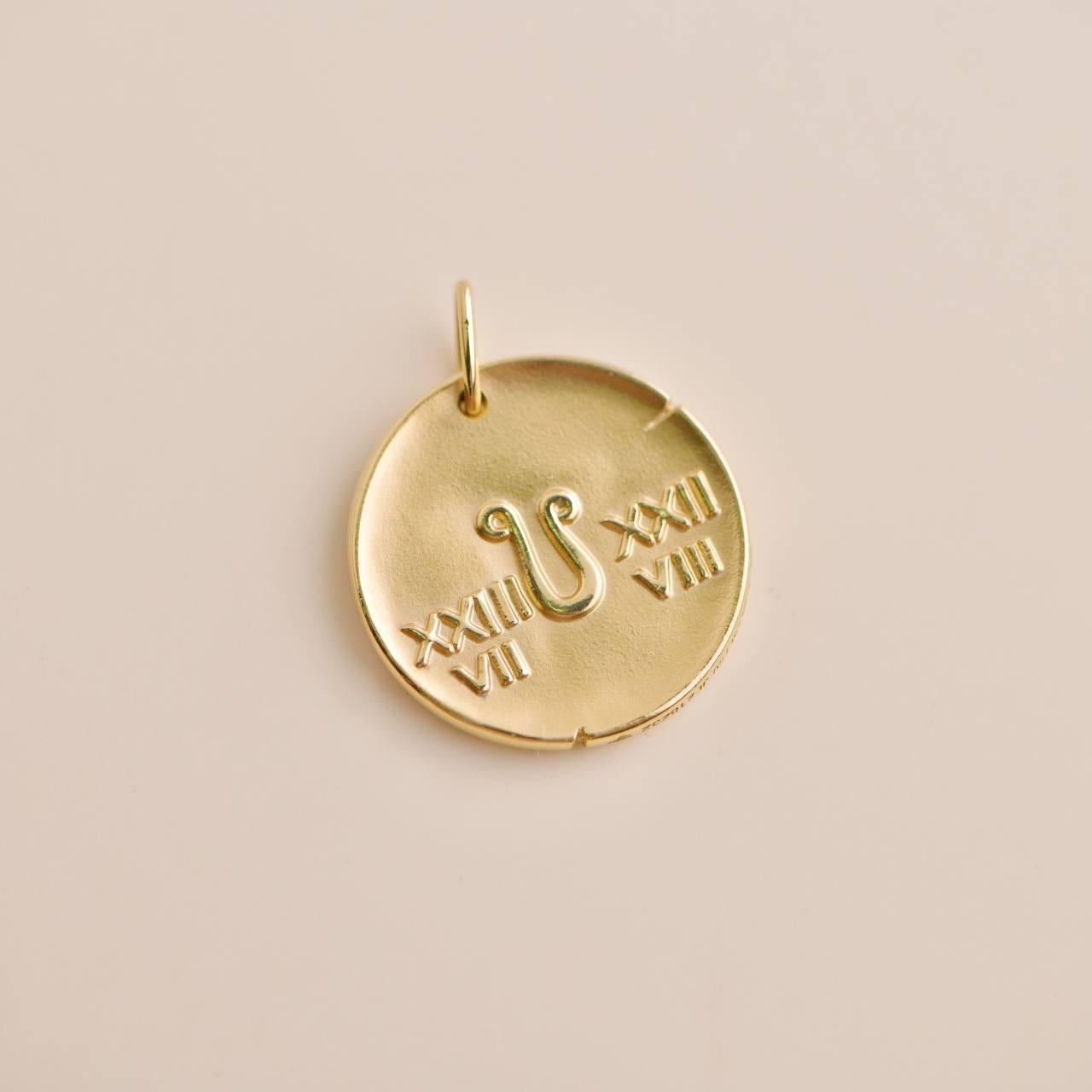 Van Cleef & Arpels Zodiaque medal Leonis 18k Yellow Gold Pendant For Sale 2