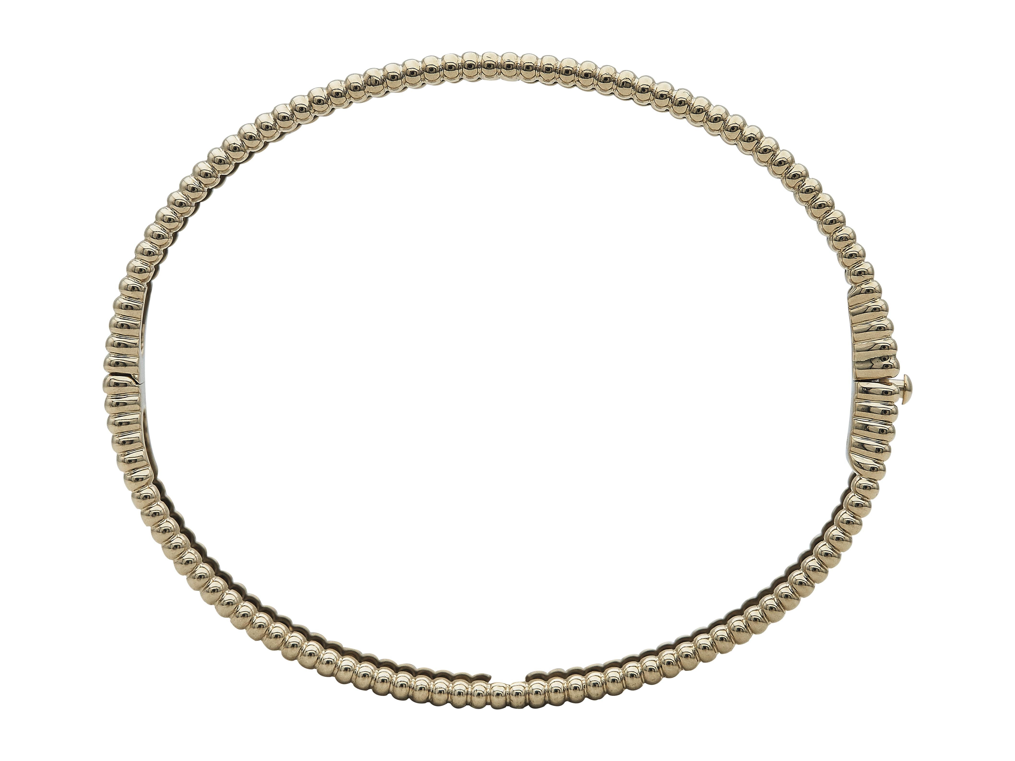 Der Armreif: Ein Van Cleef & Arpels Perlée Signature-Armband mit Armspange. Dieses Modell aus achtzehnkarätigem Gelbgold hat die Handgelenkgröße Medium.

Der Innenumfang beträgt 6,75 Zoll.

Das Armband ist in ausgezeichnetem Zustand, mit nur ein