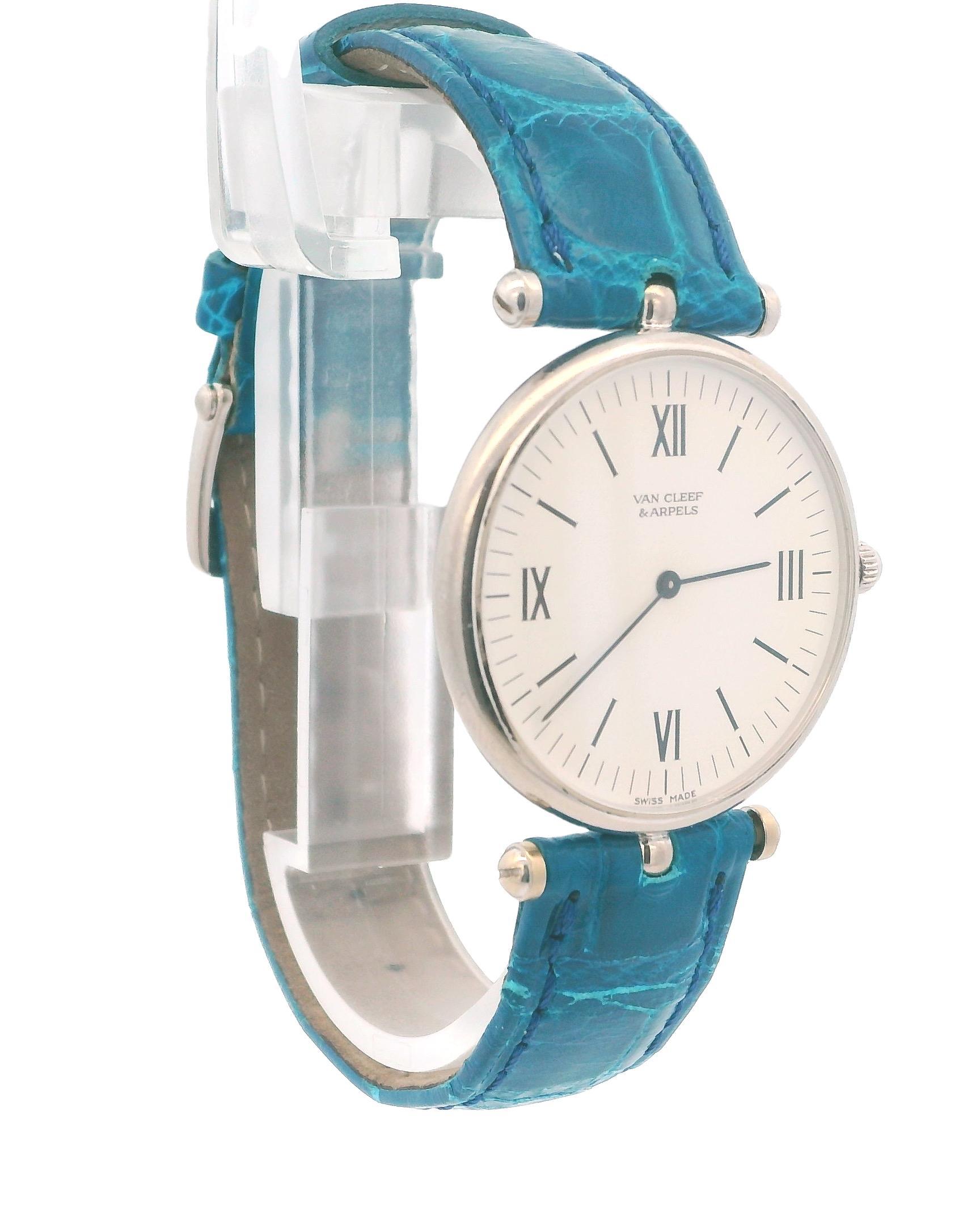 Questo squisito orologio è una creazione di Van Cleef & Arpels.

Realizzato con precisione in Svizzera, è dotato di un movimento manuale.

Il quadrante dell'orologio, che misura 30 mm, è impreziosito da un quadrante bianco e da indici a numeri