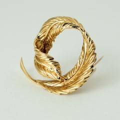 Broche « Plumes entrelacées » en or 18 carats de Van Cleef & Arpes